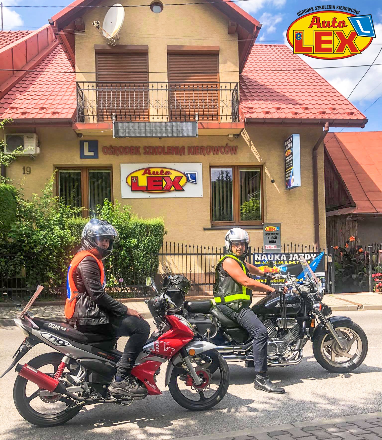 Dwaj kursanci na motocyklach przed budynkiem ośrodka szkolenia kierowców Auto Lex, jeden w kamizelce odblaskowej, drugi z kijem do nauki jazdy na motocyklu przymocowanym z tyłu.