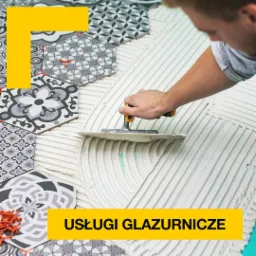 Glazurnik nakłada klej na podłoże pod heksagonalne płytki ceramiczne w odcieniach szarości i bieli; widoczne pomarańczowe krzyżyki dystansowe.