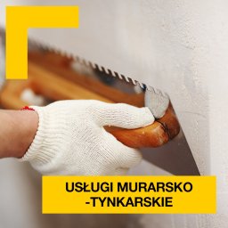 Piotr Szczepanek - Gładź gipsowa rozprowadzana pacą z drewnianą rączką na nierównej, białej ścianie. Ręka w białej roboczej rękawicy dociska narzędzie do powierzchni.