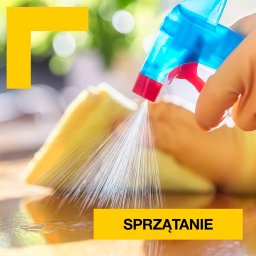 Piotr Szczepanek - Ręka w pomarańczowej rękawicy rozpyla płyn z niebiesko-czerwonego spryskiwacza na żółtą gąbkę, czyszcząc powierzchnię, z napisem SPRZĄTANIE na żółtym tle.