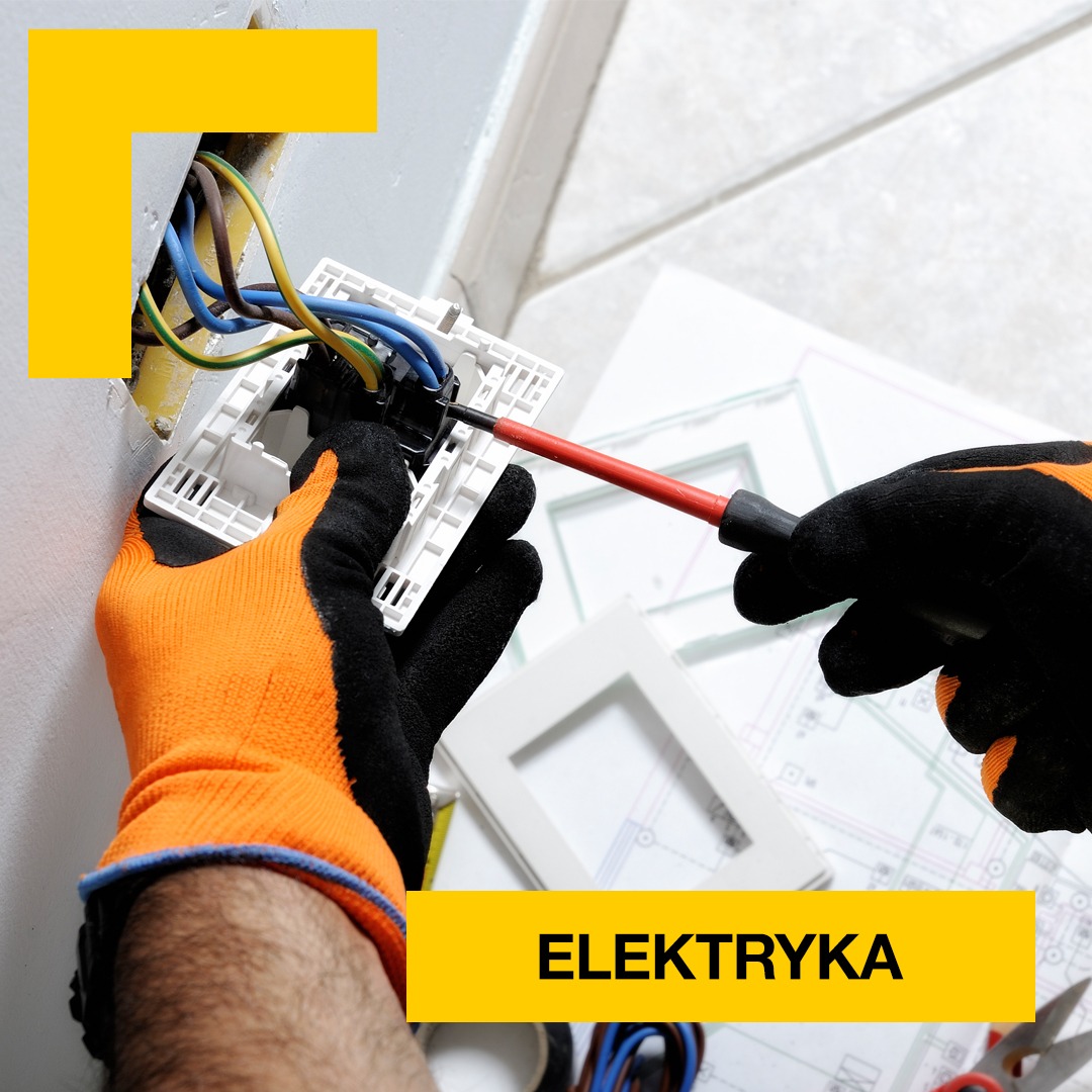 Elektryk w pomarańczowych rękawicach instaluje gniazdko elektryczne, używając śrubokręta na tle planu instalacji.