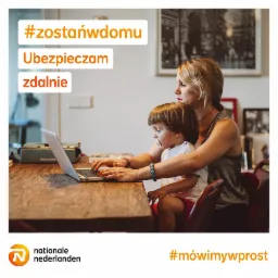 Kobieta z dzieckiem na kolanach pracuje na laptopie przy drewnianym stole, w tle stara maszyna do pisania i hasła reklamowe.