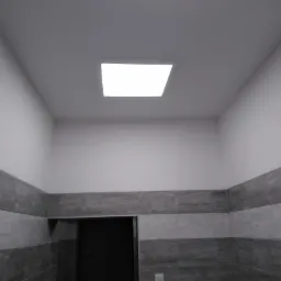 Nowoczesna łazienka z szarymi płytkami imitującymi drewno, białe ściany i kwadratowa lampa sufitowa LED.