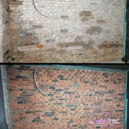 Zdjęcie porównawcze fragmentu ściany z cegły przed i po zabiegu czyszczenia, widoczne duże różnice w kolorze i czystości cegieł, rura instalacyjna zamontowana na ścianie.