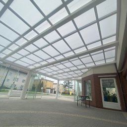 Taras stalowy z zabudową szklaną przesuwną pod usługi gastronomiczne.