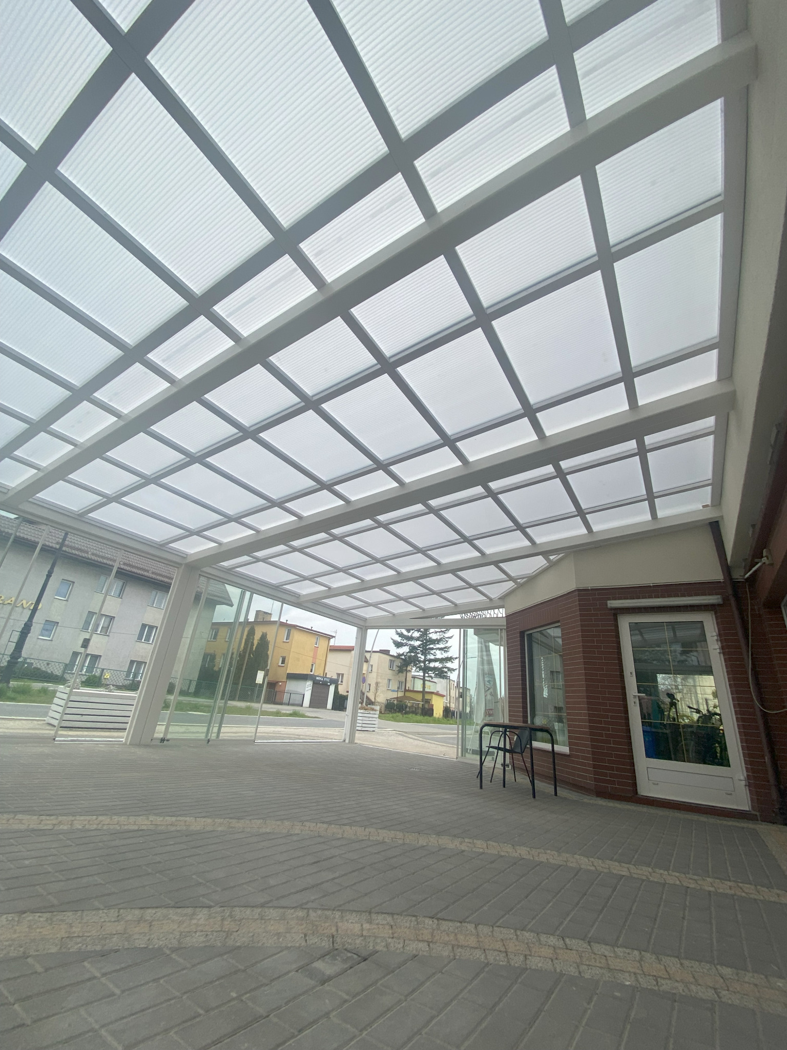 Taras stalowy z zabudową szklaną przesuwną pod usługi gastronomiczne.