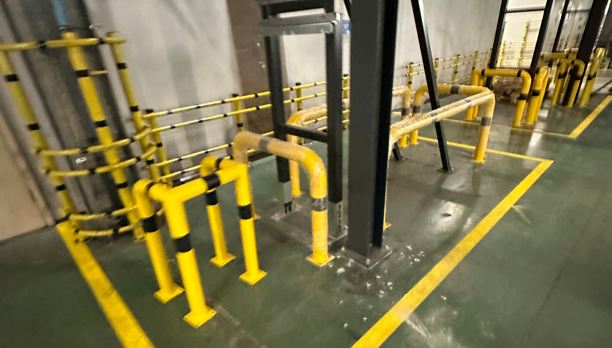 Produkcja oraz montaż ponad 1000szt słupków odbojowych, 140m odbojnic autostradowych oraz 10 bramownic