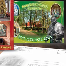 Dwie pocztówki z fotografiami sanktuariów w Grudziądzu i Studzienicznej, leżące na drewnianym blacie, z widoczną częścią niedrukowanej pocztówki.