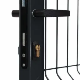 Szczegółowy widok czarnej, metalowej furtki z panelem siatkowym, z zamkiem i klamką, z bliska, na białym tle.