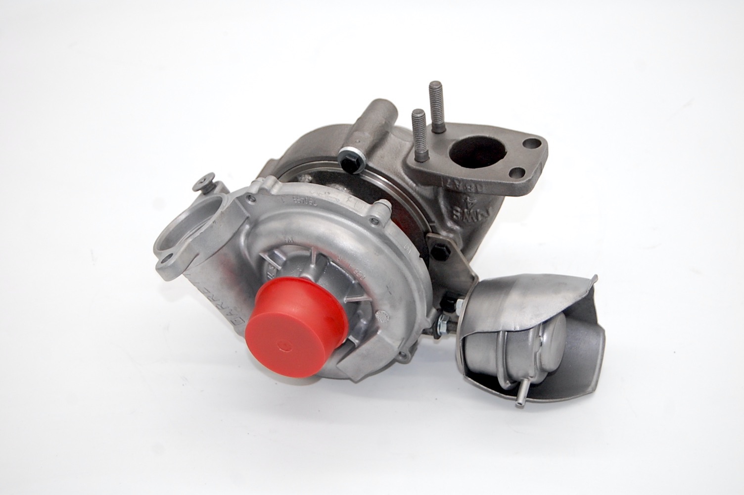 Turbosprężarka Garrett na białym tle, z czerwoną zaślepką na wlocie, widoczne oznaczenia BMW.