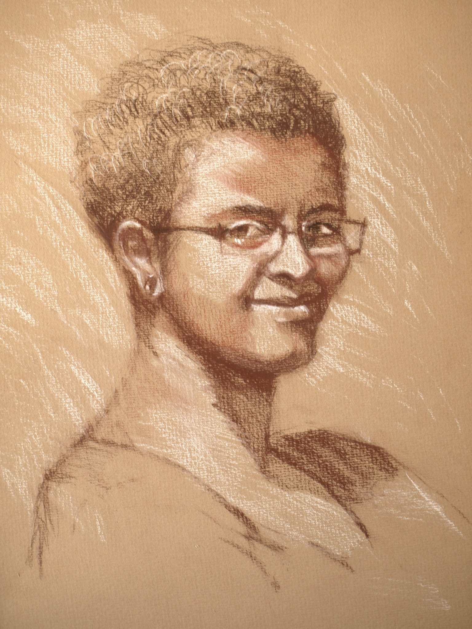 Portret kobiety w okularach, wykonany techniką rysunku kredkami na beżowym papierze, ukazujący detale twarzy i delikatne cieniowanie.