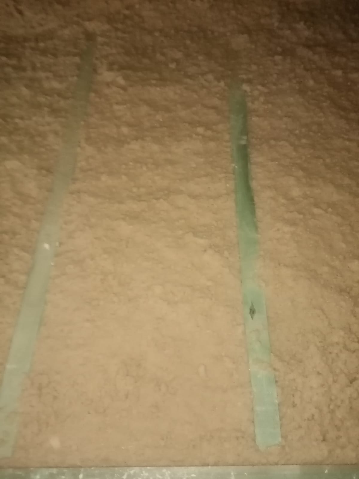 Poddasze pokryte warstwą izolacyjną, widoczne listwy dystansowe przed ostatecznym wykończeniem.