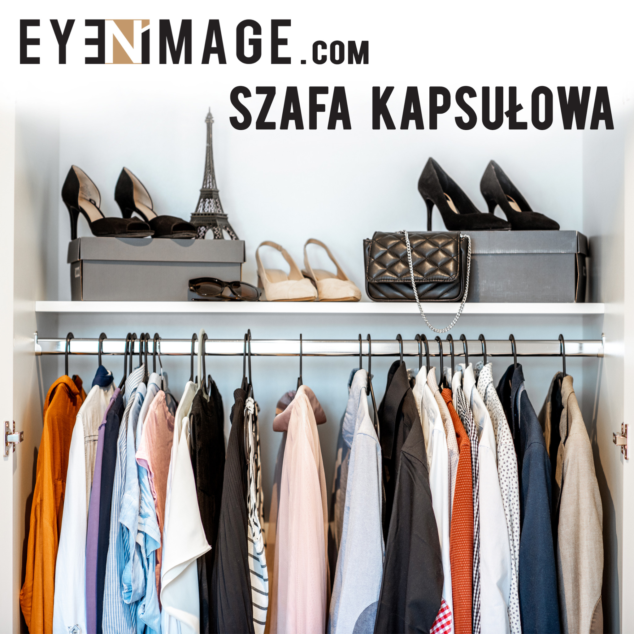 Wnętrze szafy kapsułowej z różnorodną kolekcją ubrań na wieszakach, na górnej półce czarne szpilki, beżowe sandały, torebka na łańcuszku, okulary przeciwsłoneczne i miniatura wieży Eiffla.