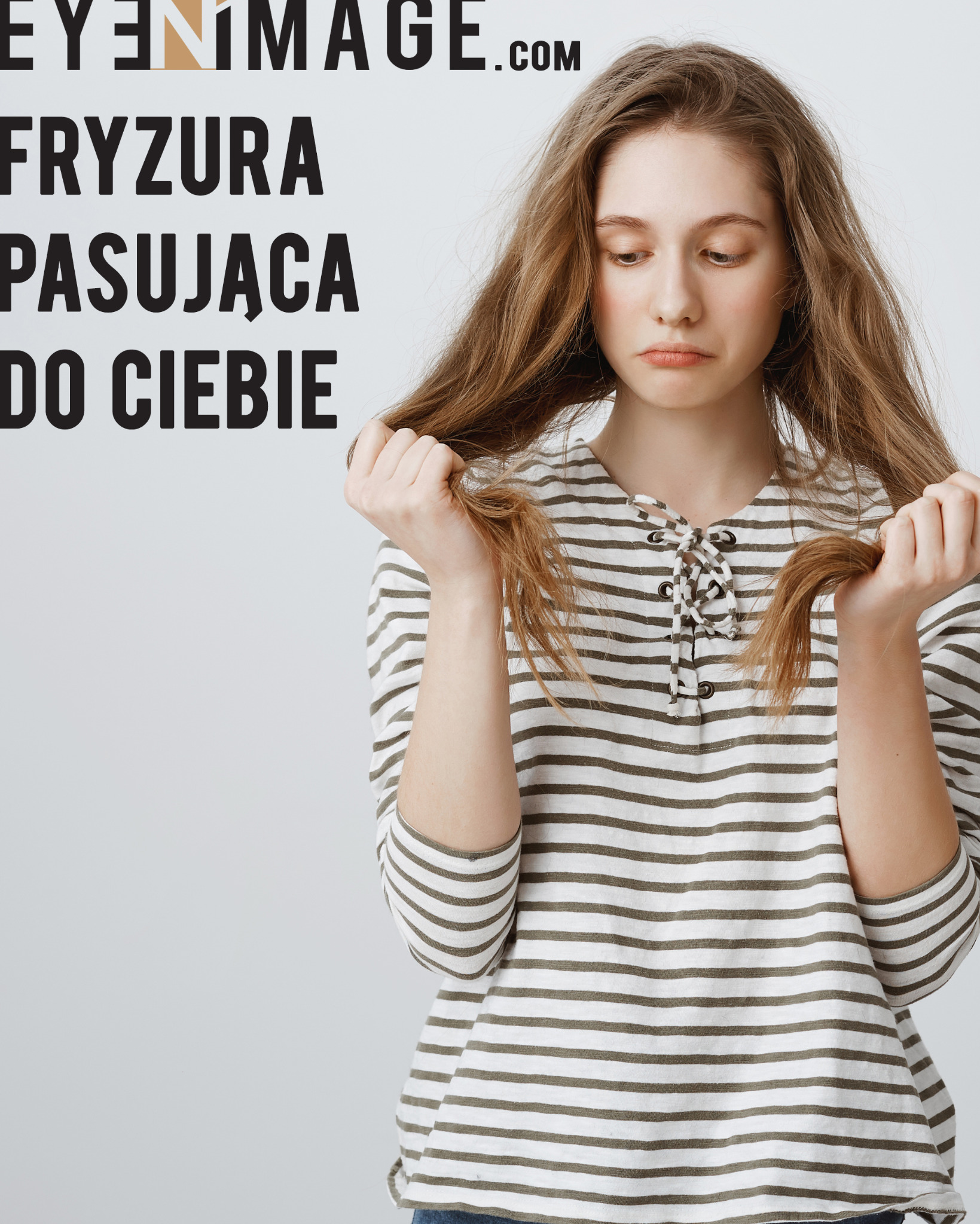 Młoda kobieta z długimi, brązowymi włosami, trzymająca kosmyki w dłoniach, ubrana w bluzkę w paski.