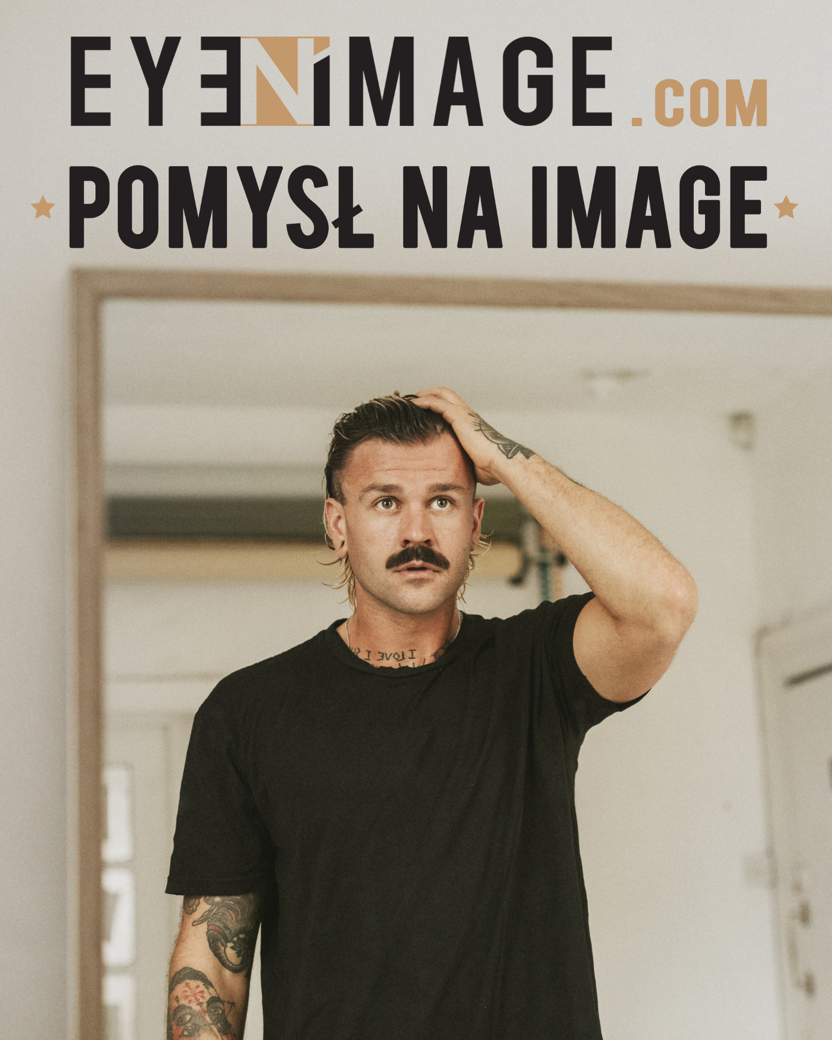 Mężczyzna z wąsami i tatuażami, poprawiający mokre włosy w stylu mullet, odbity w lustrze z napisem EYENIMAGE.COM i hasłem POMYSŁ NA IMAGE.