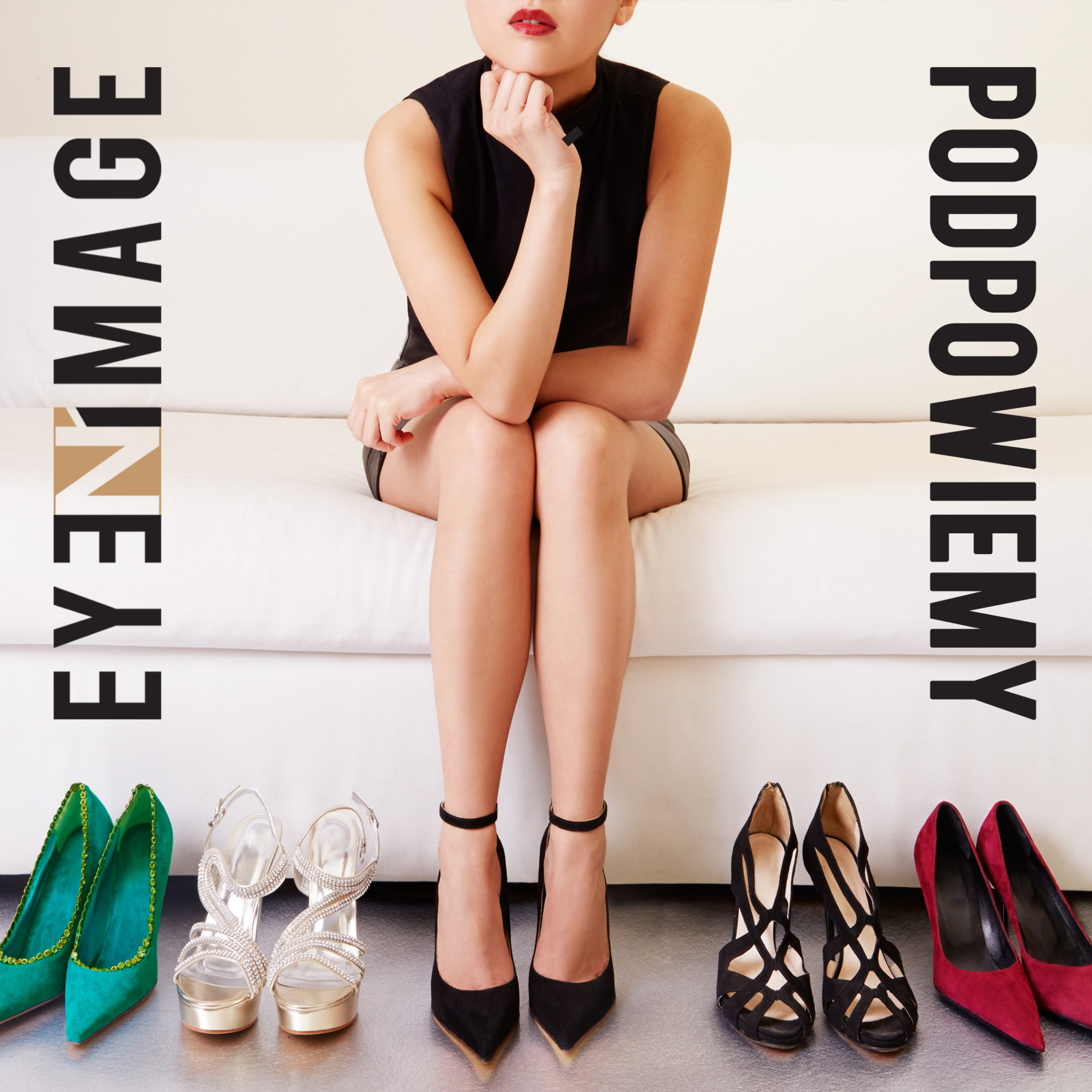 Kobieta siedzi na białej sofie, przed nią cztery pary eleganckich szpilek: zielone z ozdobnymi kamieniami, srebrne wysadzane kryształkami, czarne z paskami wokół kostki i bordowe. Widoczne logo...