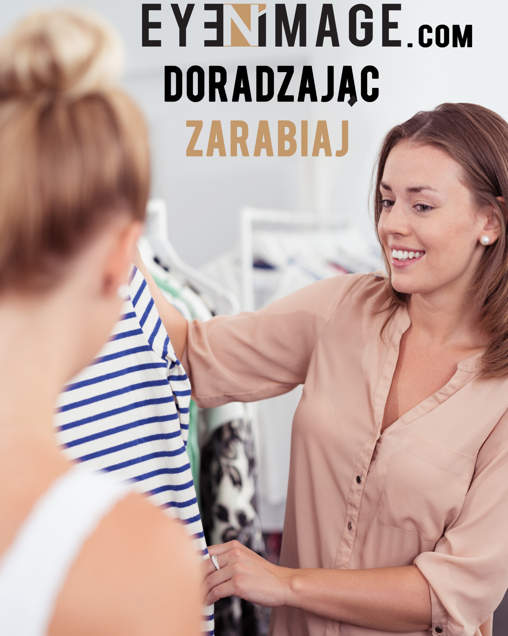 Kobieta w pudrowej koszuli doradza klientce w wyborze ubrania w butiku, w tle wieszaki z odzieżą.