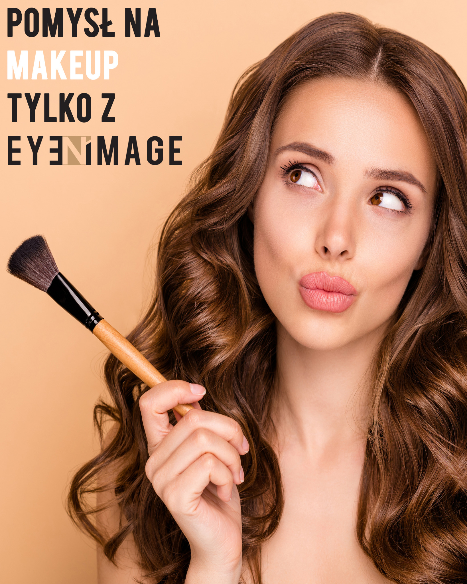 Zamyślona brunetka z pełnymi ustami, spoglądająca w górę, trzyma pędzel do makijażu na beżowym tle.