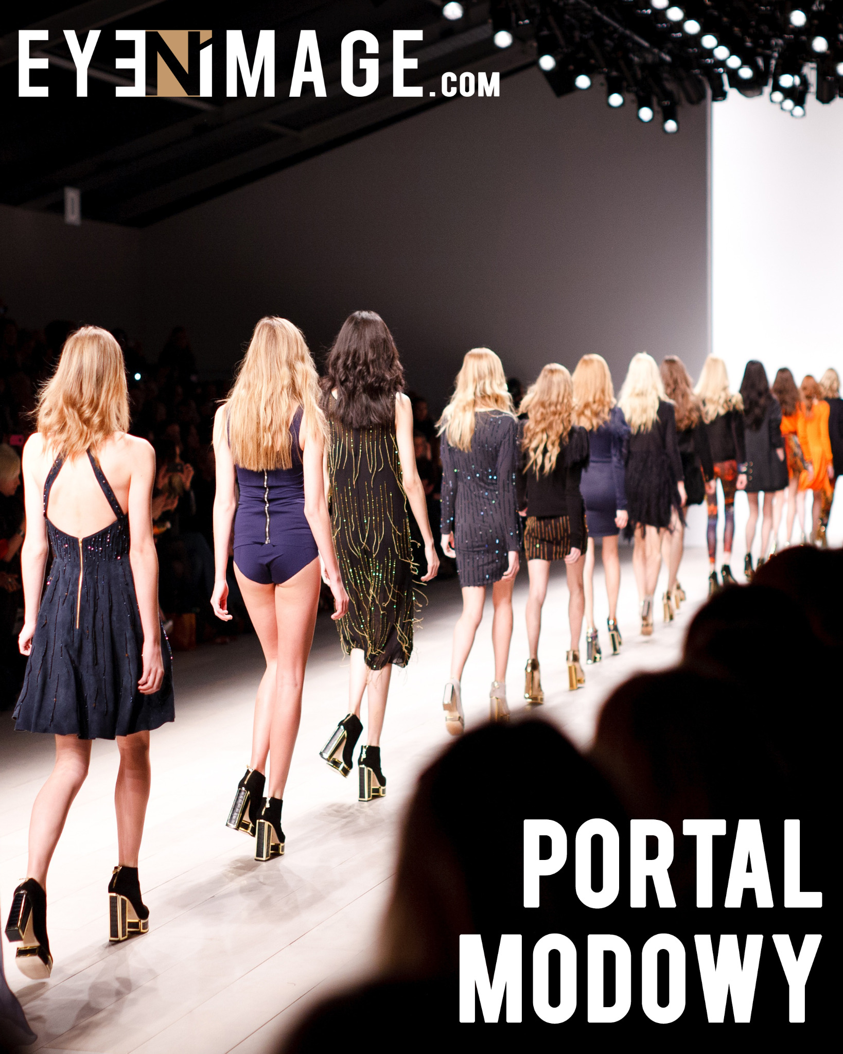 Modelki prezentują kolekcję ubrań na wybiegu podczas pokazu mody, widok z tyłu, skupienie na detalach sukienek i platformach butów.