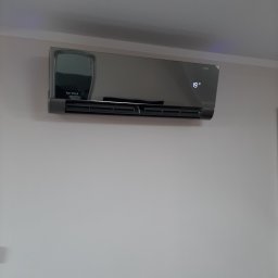 KLIMATIK - Czarny klimatyzator marki Rotenso zamontowany na białej ścianie, wyświetlający temperaturę 19 stopni Celsjusza.