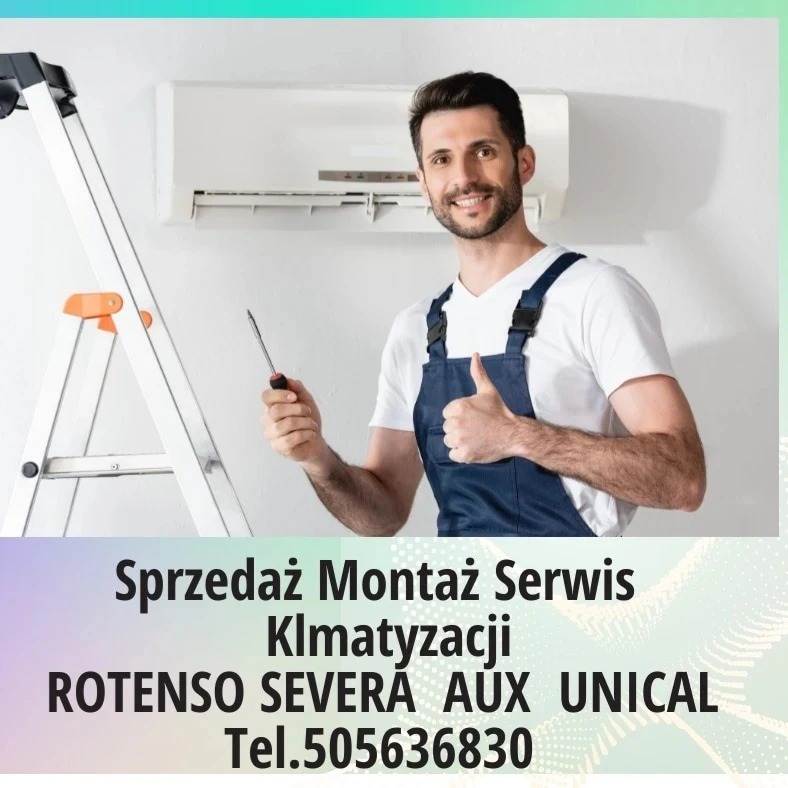 Uśmiechnięty monter w niebieskim kombinezonie, trzymający śrubokręt i pokazujący kciuk w górę, na tle zamontowanej klimatyzacji i rozłożonej drabiny.