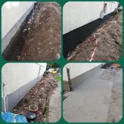 Cztery kadry przedstawiające etapy izolacji fundamentów budynku: wykop, montaż folii kubełkowej, ocieplenie styropianem oraz wylewka betonowa.