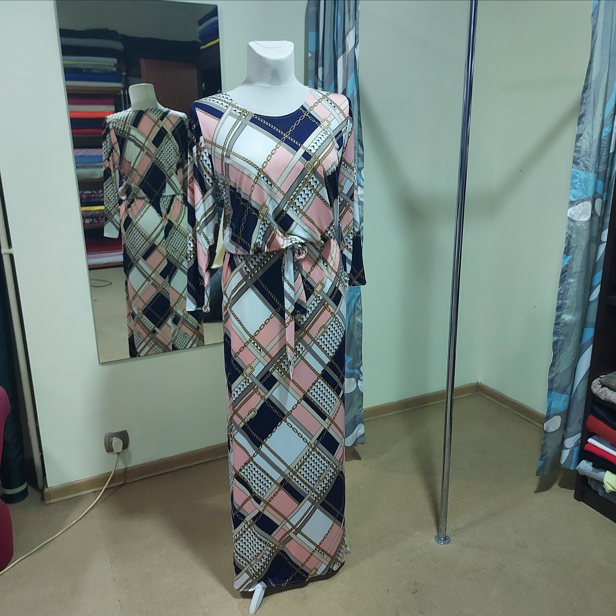 Sukienka uszyta na zlecenie według mojego pomysłu z mojej tkaniny.