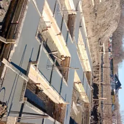 Wylany beton w szalunkach fundamentów domu jednorodzinnego w Rumi, widok z góry ukazuje zbrojenie i przygotowanie do dalszych prac.