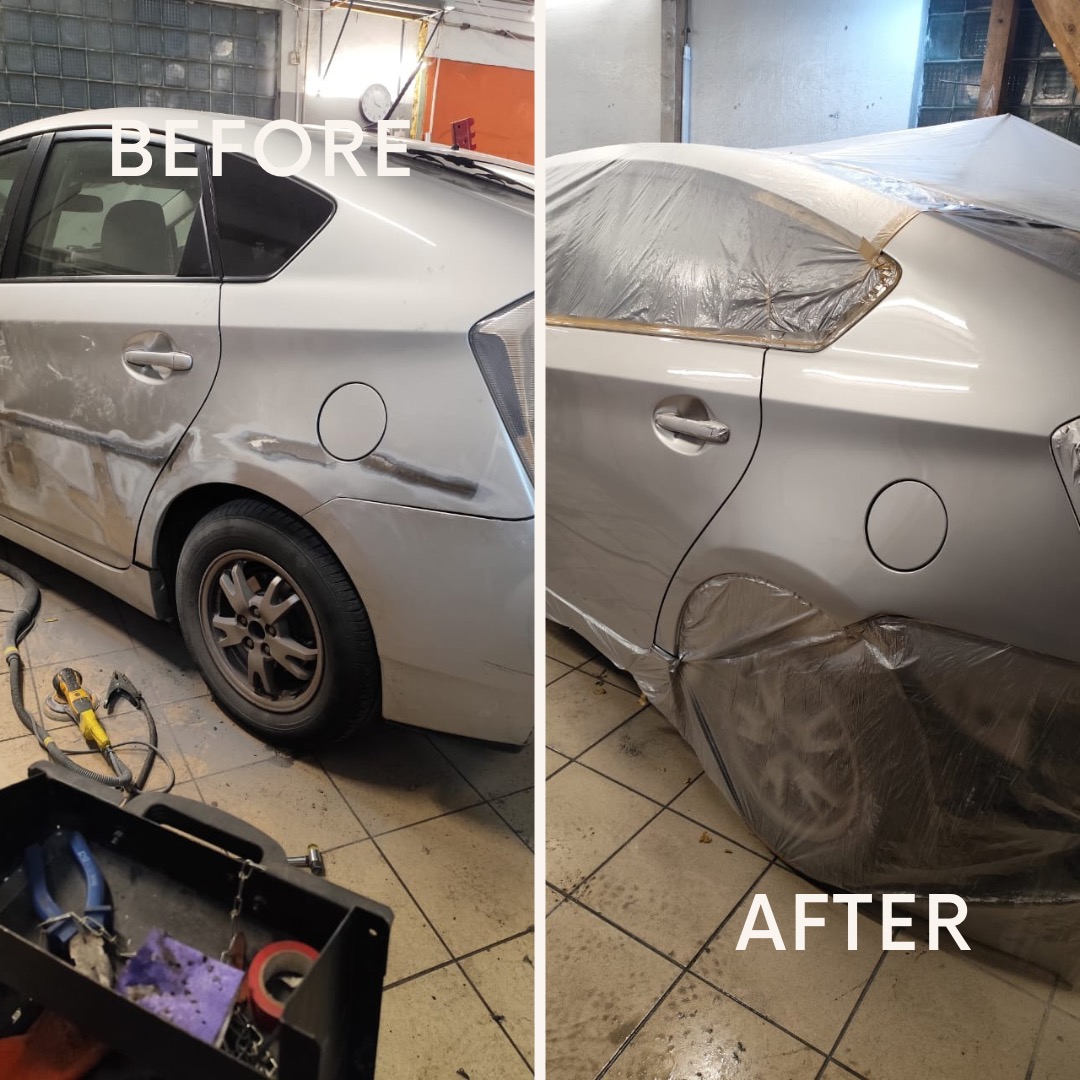 Zdjęcie typu 'przed i po' przedstawiające srebrny samochód. Po lewej stronie widoczne uszkodzenia karoserii, po prawej auto zakryte folią ochronną, przygotowane do lakierowania.