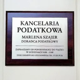 Tabliczka informacyjna Kancelarii Podatkowej Marlena Szajer, doradca podatkowy, godziny otwarcia od poniedziałku do piątku 8:00-15:00, kontakt telefoniczny.