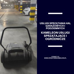 Kameleon Usługi Sprzątające i Ogrodnicze - Szara zamiatarka przemysłowa z uchwytem na tle parkingu podziemnego z kolumnami w czarno-żółte pasy i zaparkowanymi samochodami.