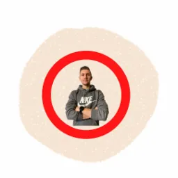 Młody mężczyzna w szarej bluzie Nike, z założonymi rękami i zegarkiem na nadgarstku, otoczony czerwonym okręgiem na beżowym tle z delikatnymi plamkami.