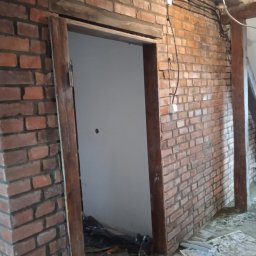 Renowacja ściany ze starej cegly