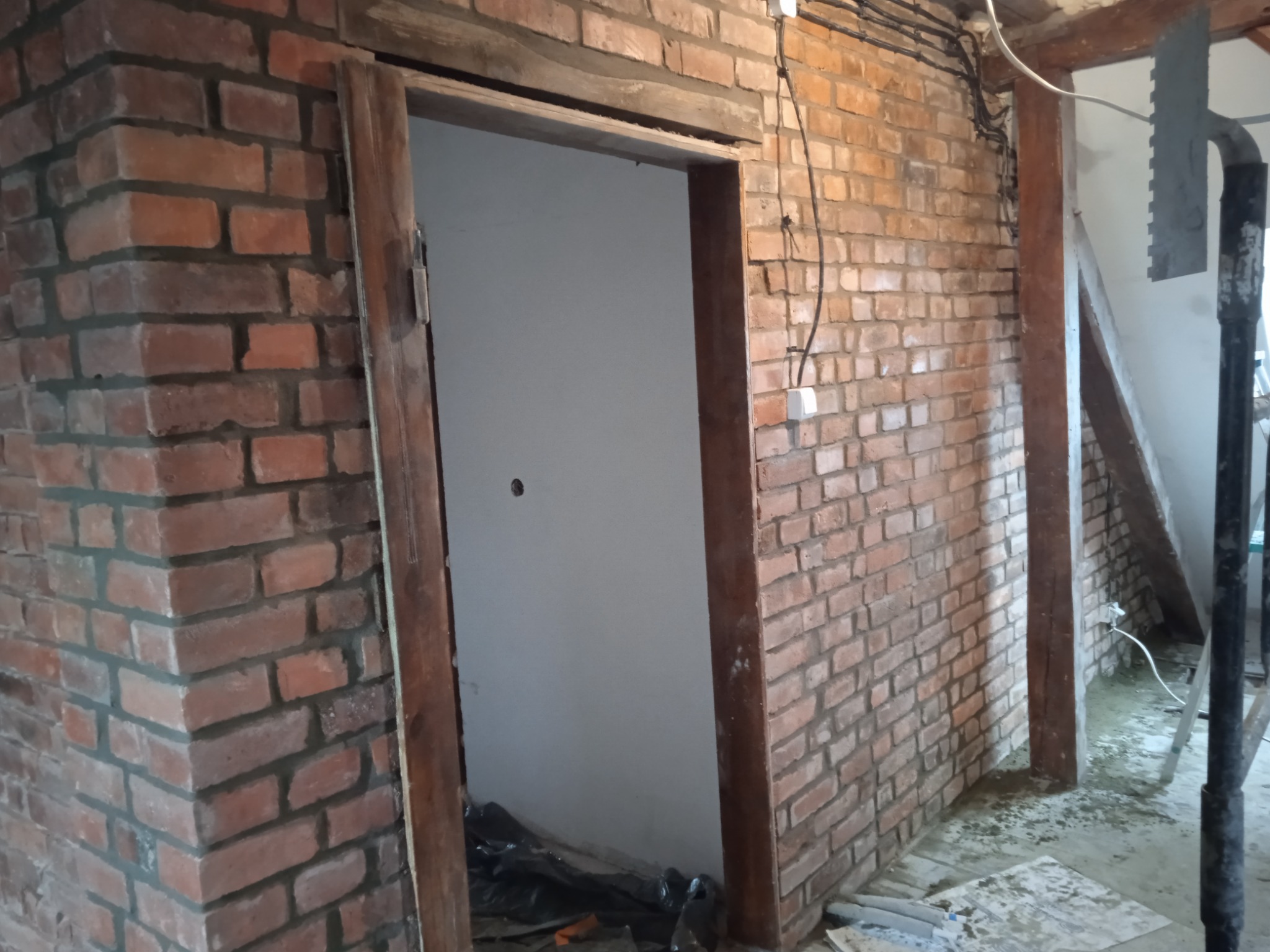 Renowacja ściany ze starej cegly