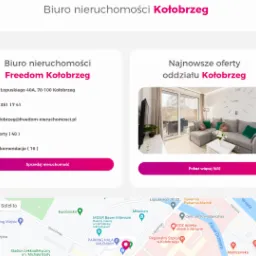 Wnętrze jasnego salonu z szarą narożną sofą, zielonymi poduszkami i minimalistycznym zegarem ściennym, prezentowane jako oferta oddziału biura nieruchomości w Kołobrzegu.