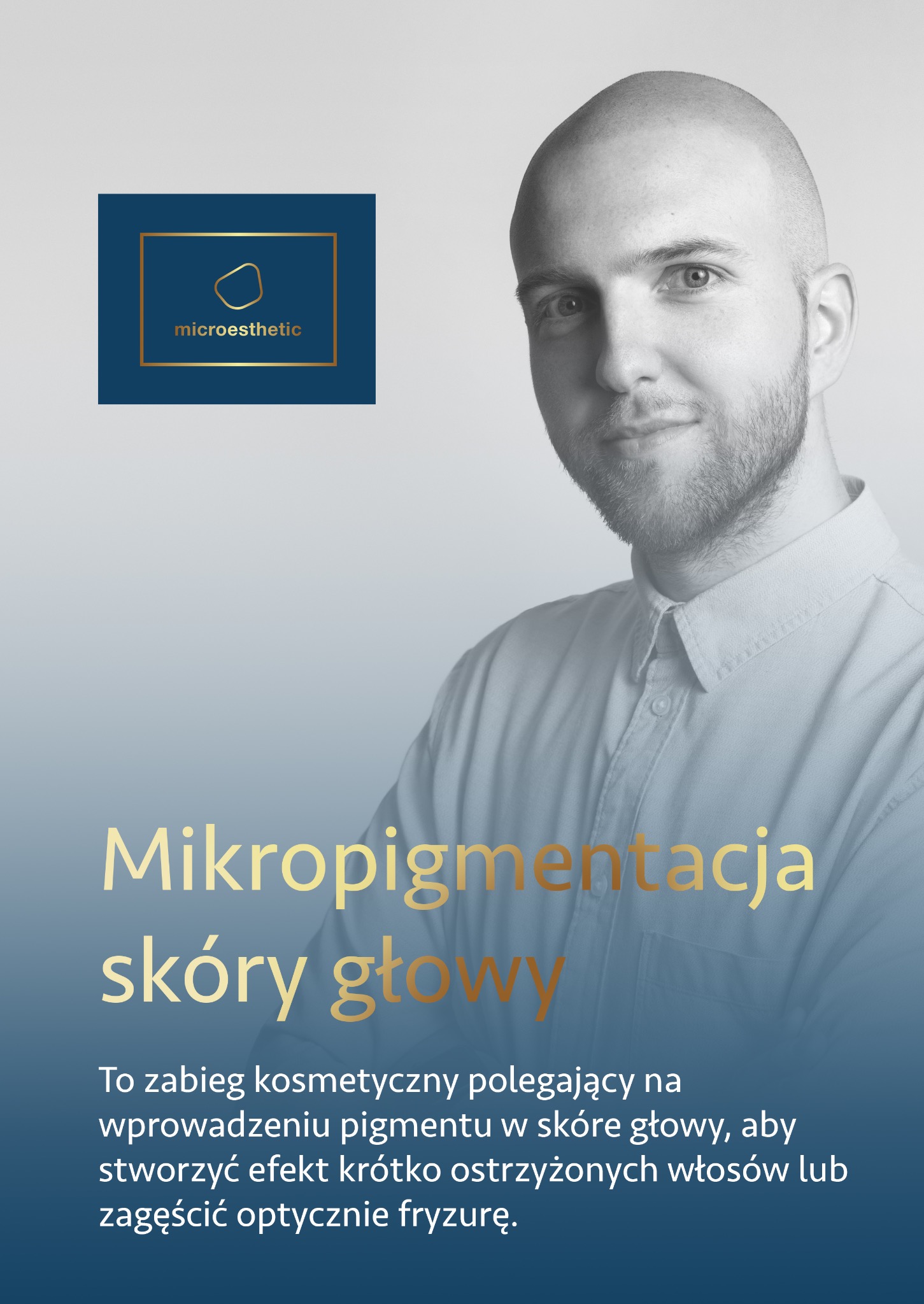 Mężczyzna z mikropigmentacją skóry głowy, prezentujący efekt zagęszczenia włosów. Widoczne logo firmy microesthetic w lewym górnym rogu.