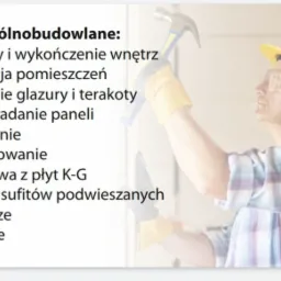 Mężczyzna w kasku i okularach ochronnych, w trakcie pracy z młotkiem, obok listy usług budowlanych.