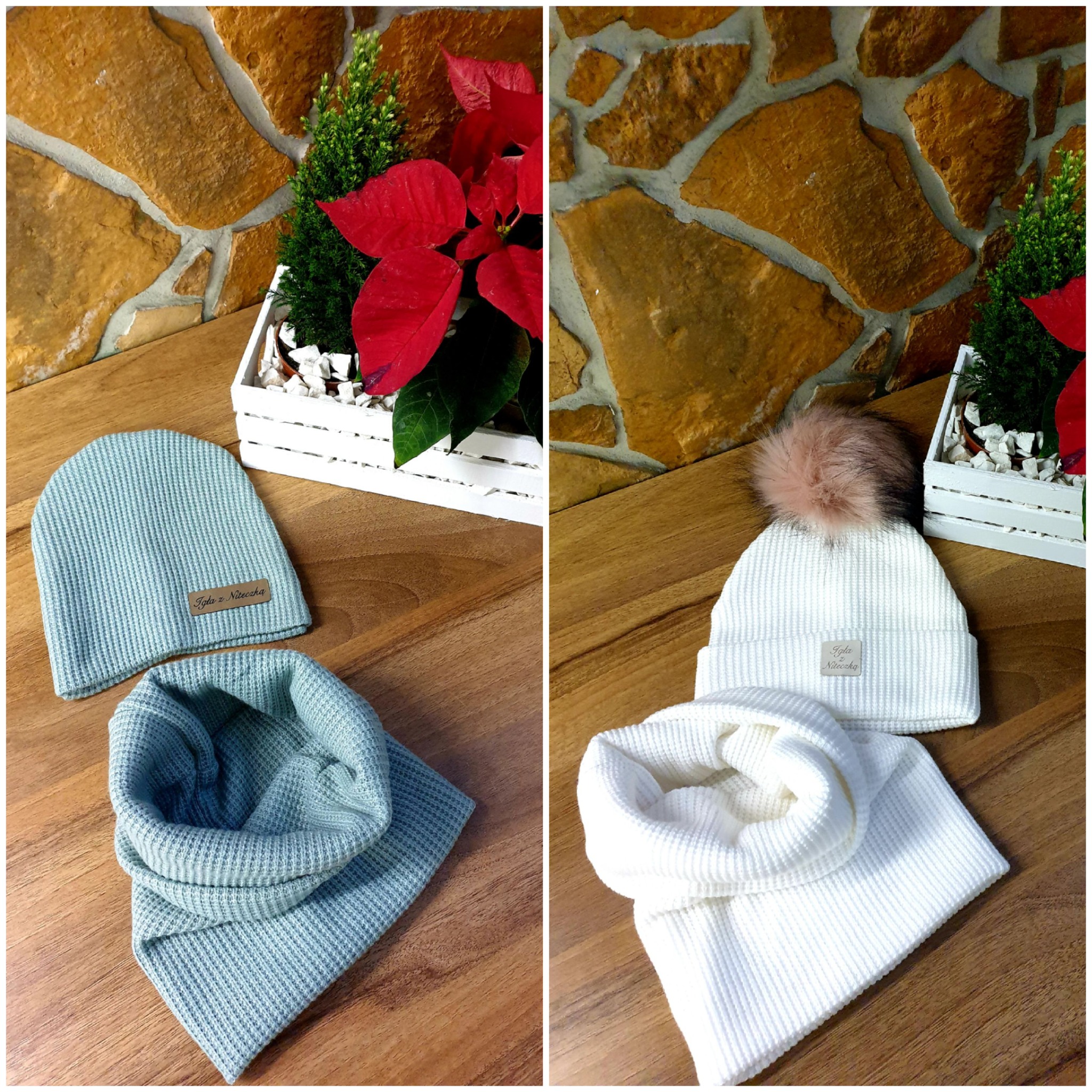 Komplet zimowy: jasnoniebieska czapka i komin oraz biała czapka z pomponem i komin, leżące na drewnianym stole obok dekoracyjnych roślin w białych doniczkach.
