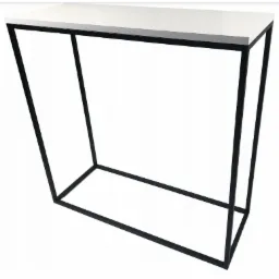 Minimalistyczny stolik konsola z białym blatem i czarną, metalową ramą, na białym tle.