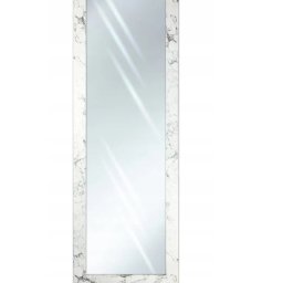 Faktoria Kamienia Grudzień Monika Juda - Wysokie lustro w ramie imitującej biały marmur z szarymi żyłami, odbijające światło w dwóch pasmach.