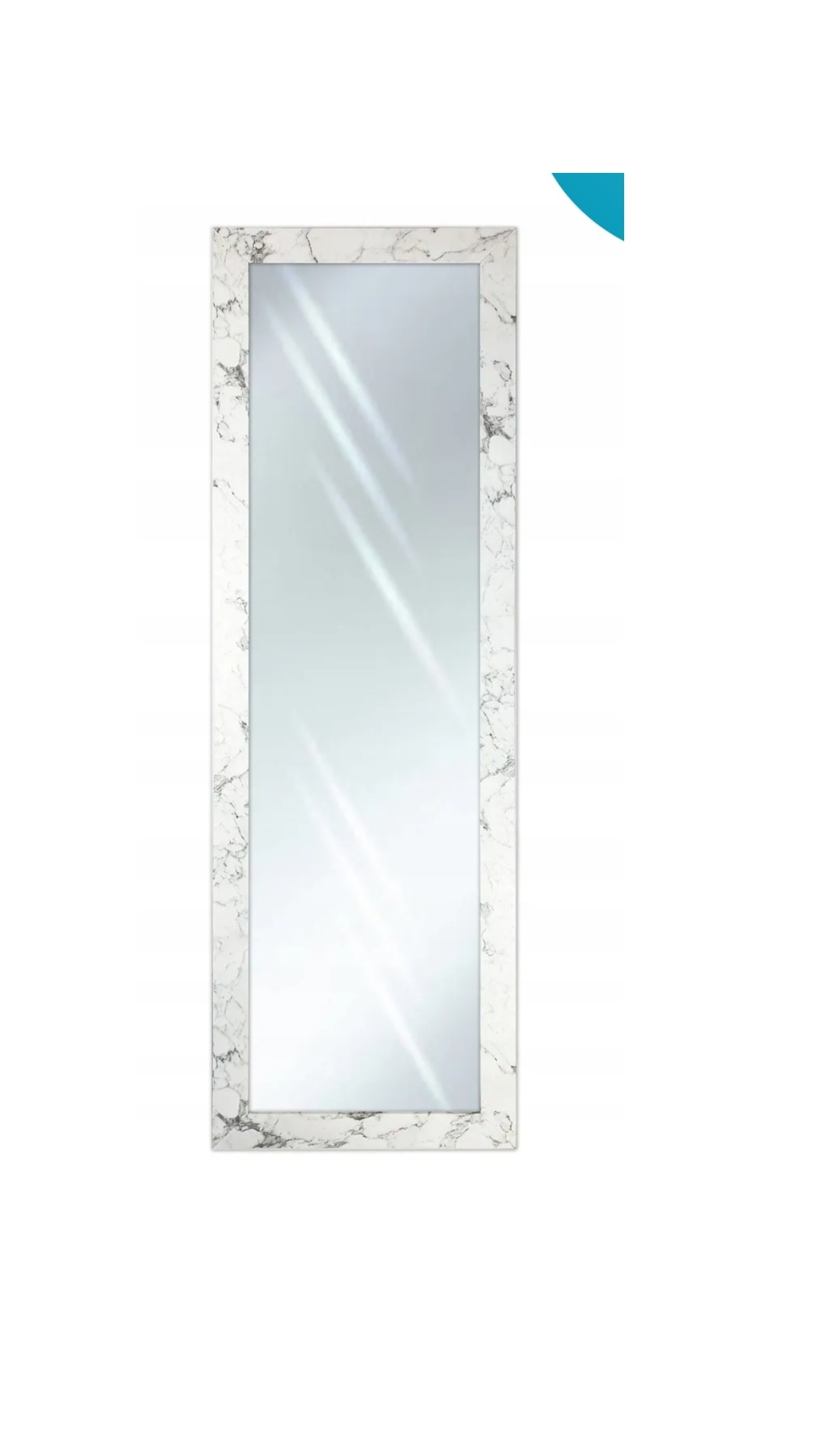 Wysokie lustro w ramie imitującej biały marmur z szarymi żyłami, odbijające światło w dwóch pasmach.