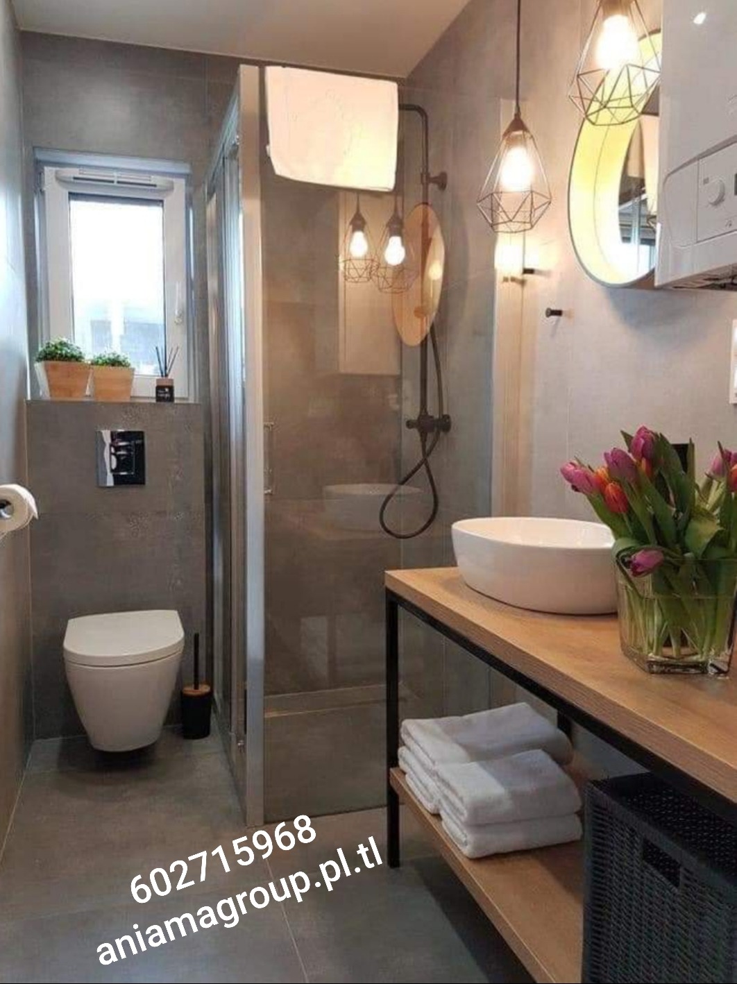 Nowoczesna łazienka w Poznaniu z szarą glazurą, kabiną prysznicową typu walk-in, wiszącą toaletą, umywalką nablatową na drewnianym blacie i dekoracyjnym oświetleniem.