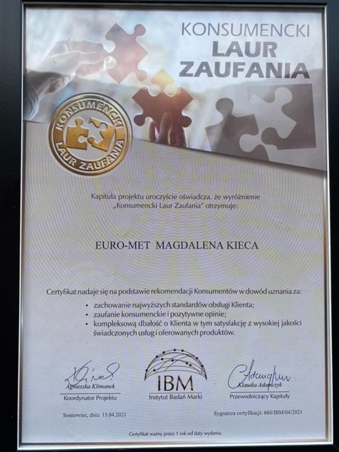Certyfikat 'Konsumencki Laur Zaufania' dla firmy EURO-MET Magdalena Kieca, w czarnej ramce, z logo nagrody w postaci złotego puzzla i podpisami koordynatora projektu oraz przewodniczącego kapituły.