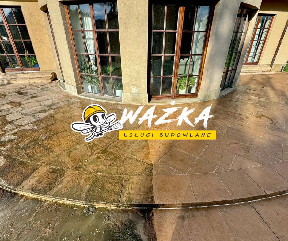 Częściowo umyta, brązowa, kamienna elewacja budynku z dużymi oknami, widoczny efekt czyszczenia, logo firmy budowlanej w centralnej części kadru.