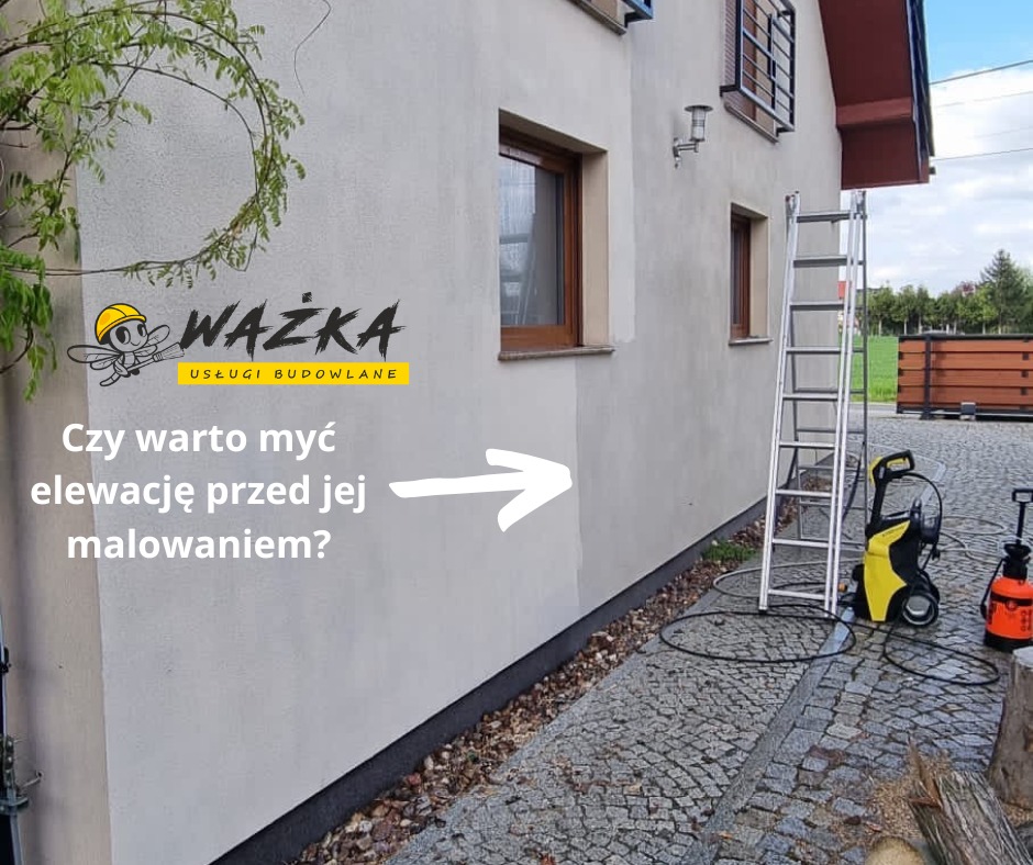 Elewacja domu przed myciem, widoczna drabina, myjka ciśnieniowa Karcher i pytanie 'Czy warto myć elewację przed jej malowaniem?' z logo firmy Ważka Usługi Budowlane.