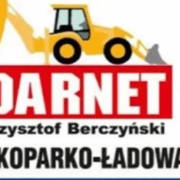 Grafika z logotypem firmy DARNET Krzysztof Berczyński, prezentująca żółtą koparko-ładowarkę na czerwonym tle z nazwą firmy i zakresem działalności.