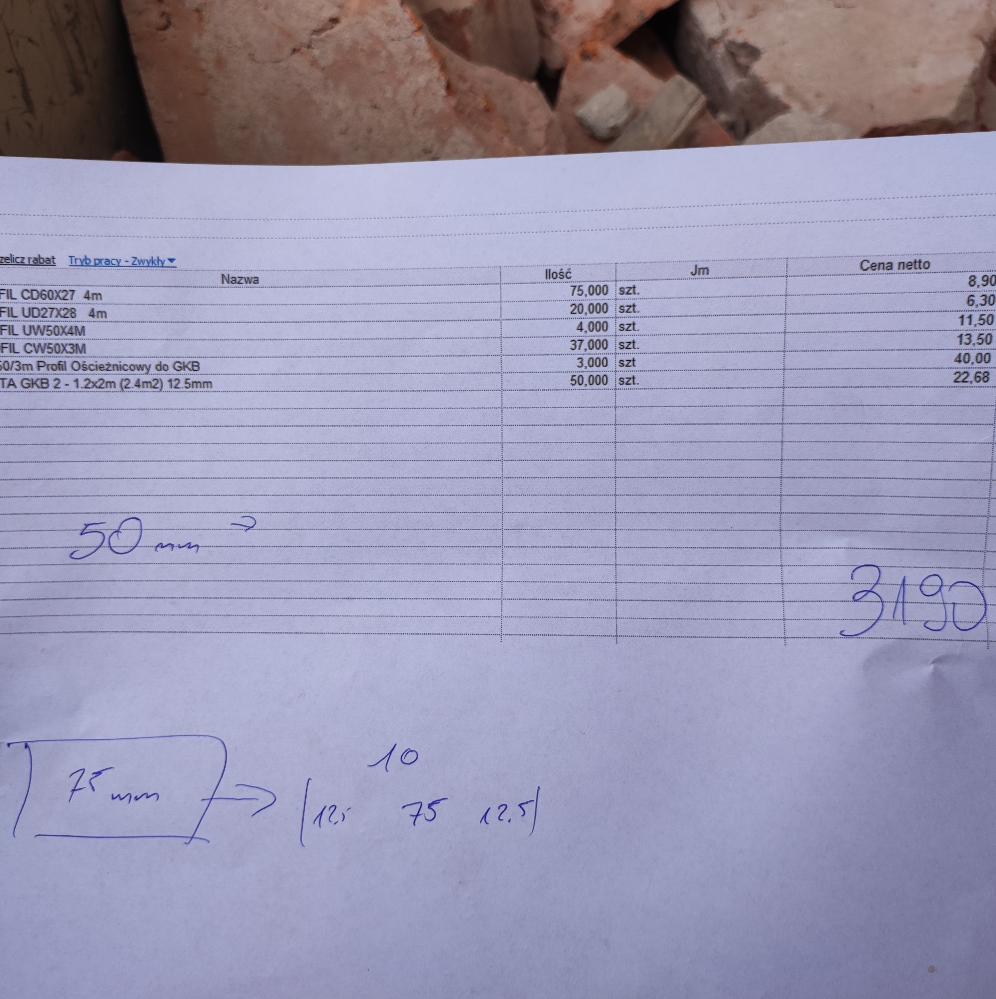 Faktura za materiały budowlane, w tym profile CD60x27, UD27x28, UW50x4 i CW50x3, z odręcznymi notatkami dotyczącymi wymiarów, leżąca na tle cegieł.