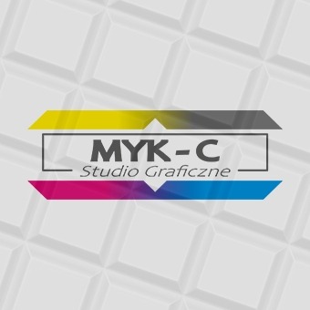 Logo MYK-C Studio Graficzne na białym, teksturowanym tle. Napis w czarnej ramce, podkreślony kolorowymi paskami w barwach CMYK.