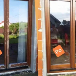 Okno przesuwne drewniane: widok przed (zniszczona rama) i po renowacji (odnowiona rama, uszczelnienie). Ceglany mur z zewnątrz.