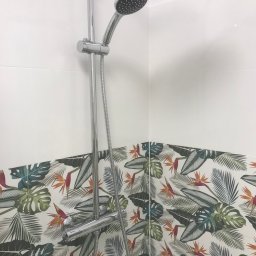 Wybierając baterię prysznicową, poza samym designem warto zwrócić uwagę na takie cechy jak materiał, sposób wykończenia, spójność z pozostałymi bateriami, kwestie związane z montażem czy też gwarancją.